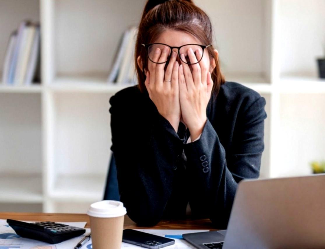 Katılımcı bilgisayar başında borsa eğitimi takip ediyor